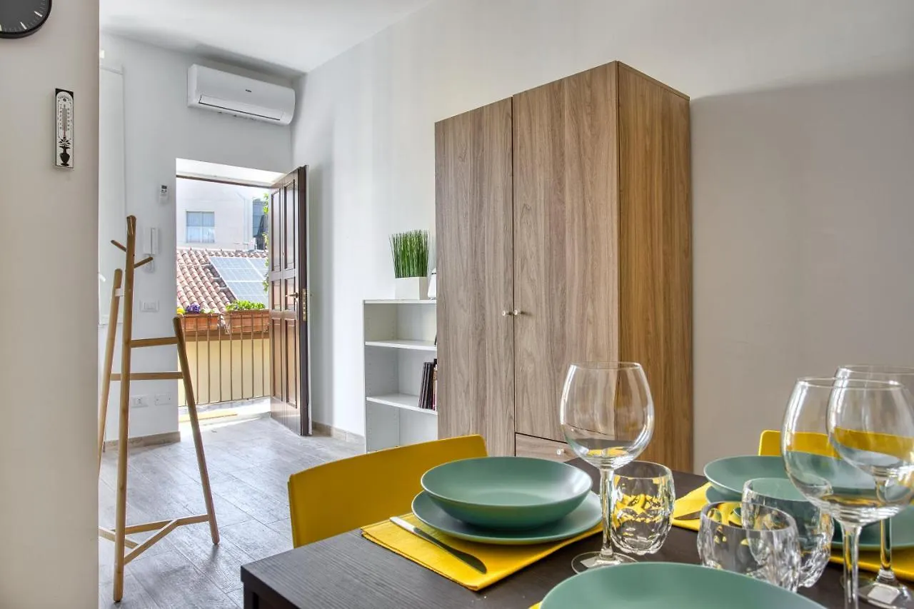 ミラノJoivy Bright Flat Near Sforzesco Castleアパートメント アパート
